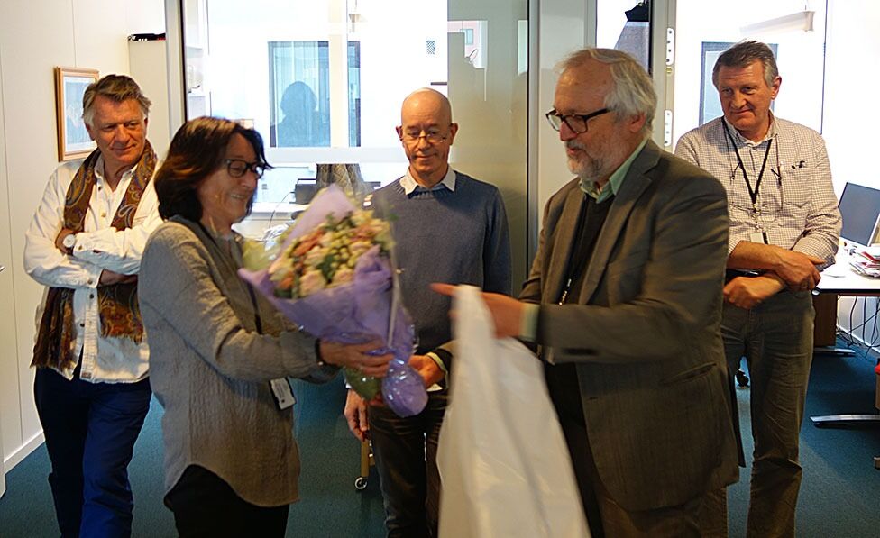 Kristin Mile fikk tale og blomster av HR-sjef Erik Jørgensen.
 Foto: Even Gran