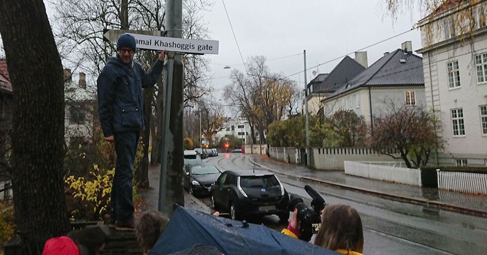 John Peder Egenæs fra Amnesty monterte de nye gateskiltene på Frøyas gate i Oslo i dag morges.
 Foto: Per Hansen
