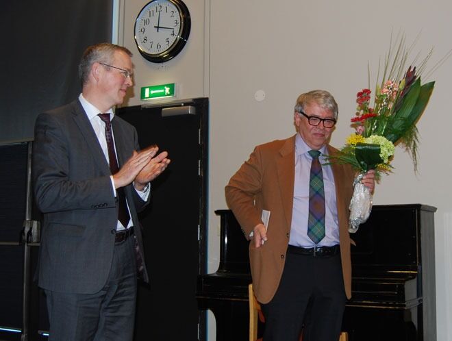 Bernt Oftestad fikk festskrift og blomster på sin siste arbeidsdag. Til venstre: MFs rektor Vidar Leif Haanes.
 Foto: Even Gran