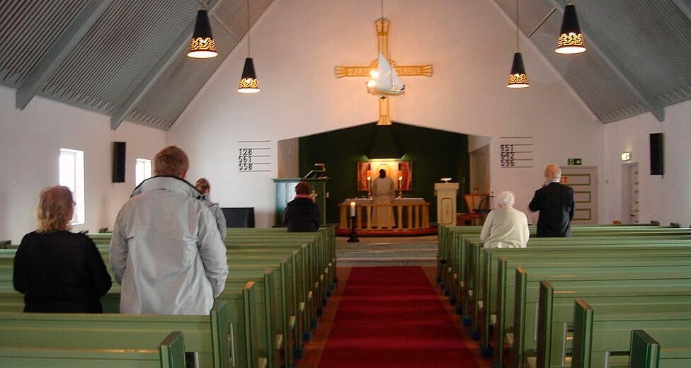 Det er ikke alle som deler kirkeledelses oppfatning om kirkebesøk «som helt nødvendig for å bli en god borger i det landet man lever i», bemerker Bente Sandvig. På bildet: Gudstjeneste i Gamvik kirke, Finnmark.
 Foto: Wikimedia commons @ 3s