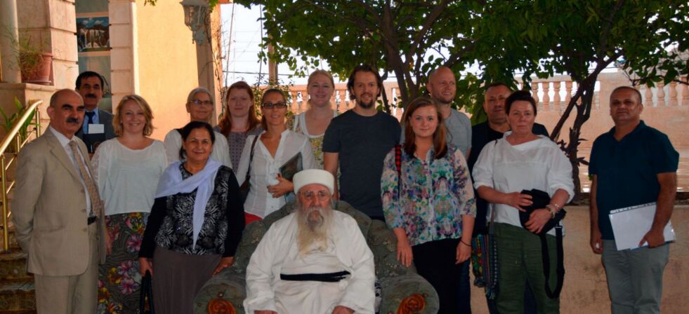 Bilde fra Human-Etisk Forbunds tur til jesidiene i Sinjar-provinsen i Irak i oktober. Ido Baba Sheikh og Janet Øverland til venstre i bildet. 

Deltagerne er ment å være ambassadører for jesidienes sak i Norge. Les mer på Ambassadørkorpsets blogg.