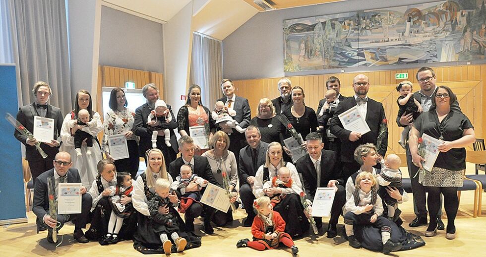 Det var ni navnefestbarn på Gjøvik på lørdag. Her er alle sammen og foreldrene deres.
 Foto: Hans Olav Granheim, Oppland Arbeiderblad