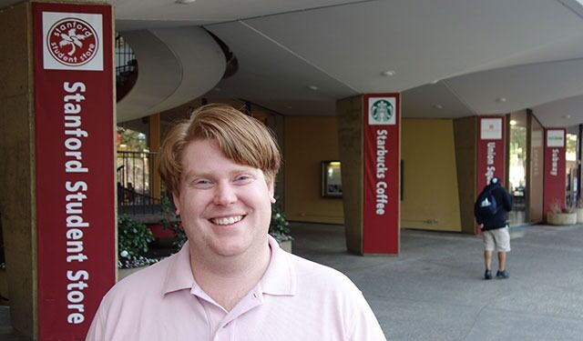 John Figdor er humanistisk kapellan ved Stanford University i California - et av de mest prestisjetunge universitetene i landet. Her utenfor studentsenteret på universitetet.
 Foto: Even Gran