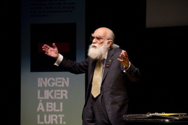 I mars 2011 opptrådte James Randi for fulle hus i Oslo, Trondheim og Bergen i regi av Ingen liker å bli lurt.
 Foto: Håkon Sparre