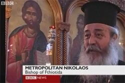 Den romersk-katolske og den gresk-ortodokse kirke har vært i tottene på hverandre i nesten 1000 år. Men nå kjemper de en felles kamp mot fjerning av religiøse symboler. Her ser vi den gresk-ortodokse biskopen Metropolitan Nikolaos uttale seg til BBC.