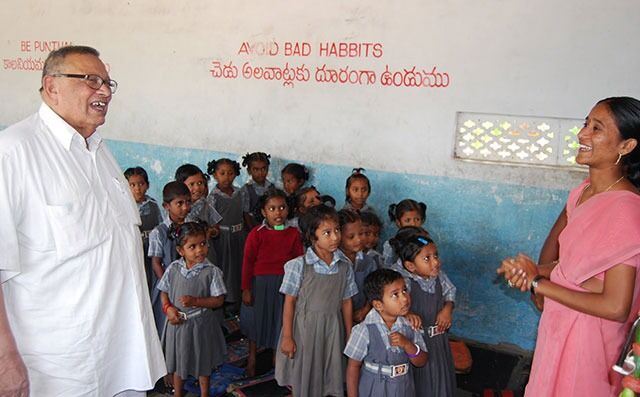 Lavanam (t.v.) under en omvisning på en skole i landsbyen Stuartpuram i 2011. Skolen ble drevet av ateistsenteret med støtte fra Human-Etisk Forbund.
 Foto: Even Gran