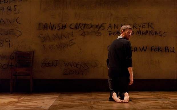 Lee Davern, her foran vegg med påskriblede ord som "danske karikaturer", "tvangsekteskap", "en lov for alle" og "Geert Wilders".
 Foto: DV8