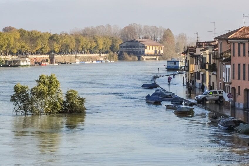 Vi må regne med villere og våtere vær av det mer ekstreme slaget. Her fra flom etter kraftig regnvær i Pavia, Italia.
 Foto: Scanpix/Microstock
