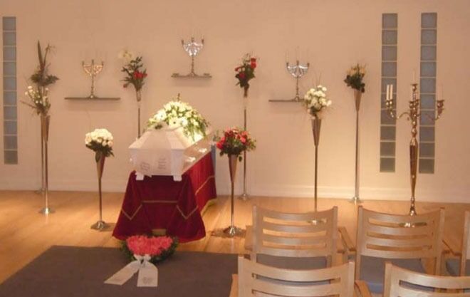 Slik kan et livssynsnøytralt seremonilokale se ut. Dette er seremonilokalet til Svanholm begravelsesbyrå i Trondheim.