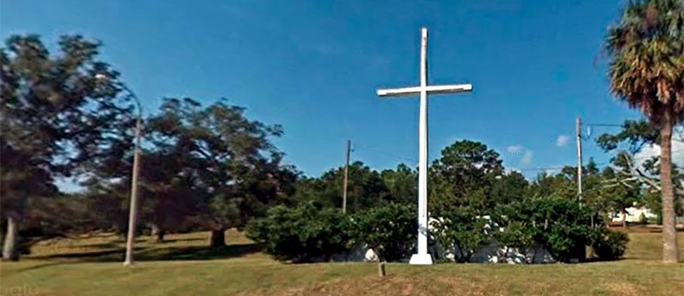 Korset i byparken har ingenting med religion å gjøre, mener byadministrasjonen i Pensacola, Florida.
 Foto: Google street view
