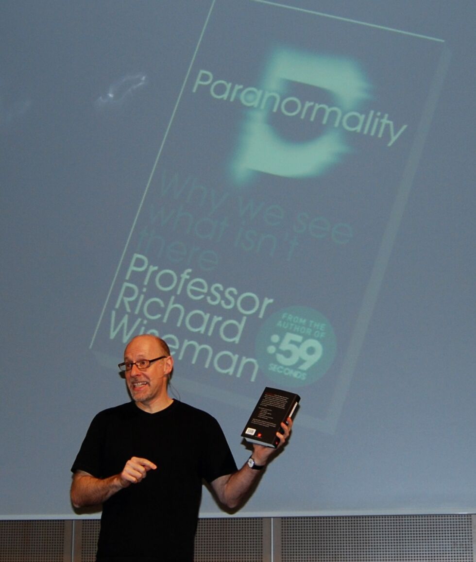 Richard Wiseman med den norske oversettelsen av boka Paranormality som kom i salg i helga. Kjøp den hos Humanist forlag.
 Foto: Even Gran