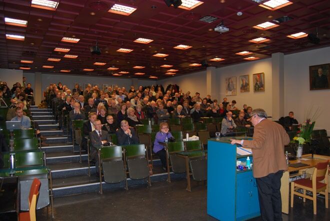 Auditoriet var fullt av venner og kolleger under professor Bernt Oftestads avslutningsforelesning.
 Foto: Even Gran