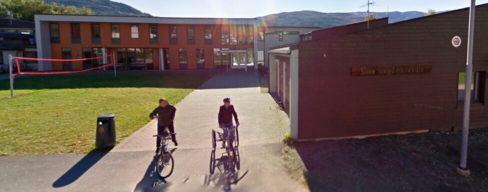 Ingen vil tvinges til å være med i kirken på Voss ungdomsskole, eller noen av de andre skolene i kommunen.
 Foto: Google Street View