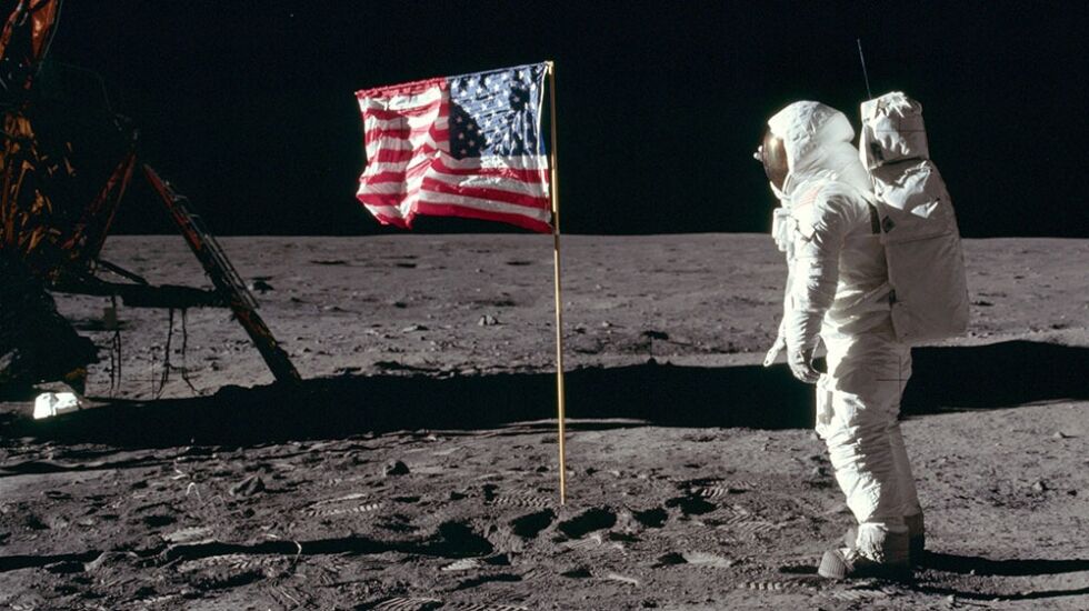 Buzz Aldrin hilser det amerikanske flagget under månelandingen i 1969.
 Foto: Wikimedia commons@NASA/Neil A. Armstrong