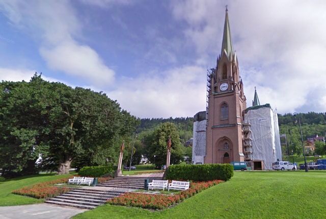 Her blir Bragernes kirke i Drammen pusset opp. Fra nå av skal bevilgningene til slik kirkeoppussing kompenseres overfor de andre tros- og livssynsorganisasjonene. Det har ikke skjedd før.
 Foto: Google street view