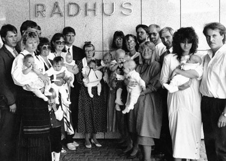 Etter Norges første ikke-religiøse navnefest på Gjøvik den 6. august 1988 var det fellesfotografering på trappa.