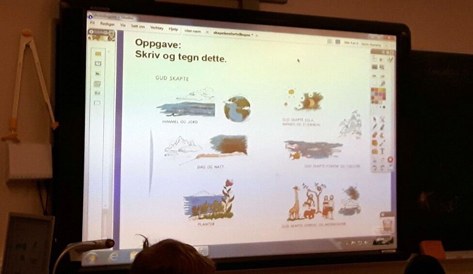 De omdiskuterte tegningene fra læreboka Vi i verden er fortsatt i bruk i KRLE-faget, viser en tilfeldig kikk inn i et klasserom i Tønsberg. Bildet er tatt av moren som uttaler seg i denne saken.