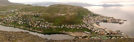 Hammerfest ligger naturskjønt plassert på Kvaløya i Finnmark. Foto: Wikipedia.