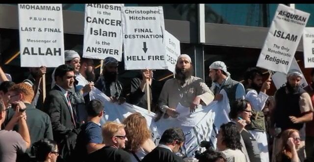 Vi får også et glimt av ytterliggående muslimer som demonstrerer mot ateisme i forbindelse med «A Celebration of Reason – Global Atheist Convention 2012» - historiens største ateistkonferanse i Australia i 2012 med over 4000 deltagere som også Fritanke.no fikk en rapport fra.