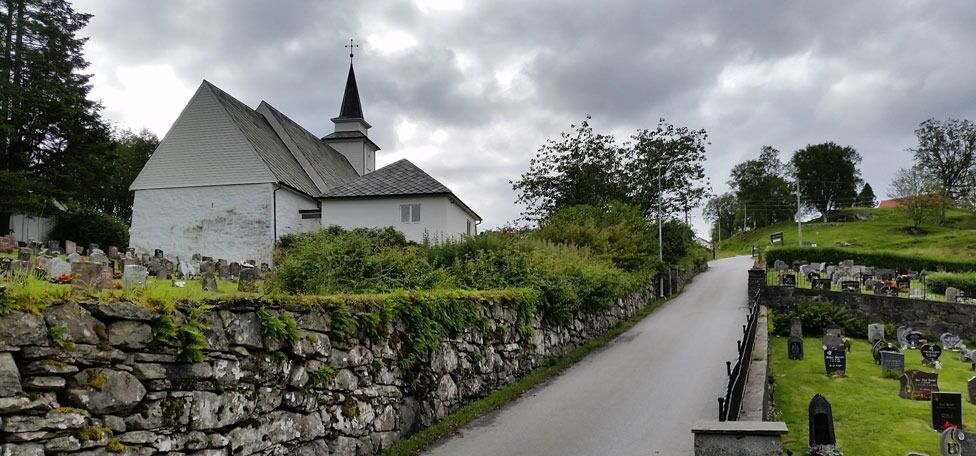 Konfirmanter som kom hit sist søndag, til Åsane kirke i Bergen, fikk høre presten framføre et opprop mot at homofile og lesbiske skal få gifte seg i kirken.
 Foto: Wikimedia commons @ Nord66