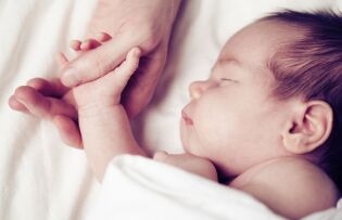 Utvalg vil gi rett til adopsjon etter surrogati