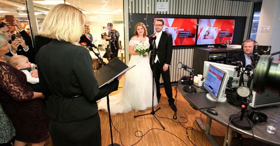 Iselin Næss og Kjetil Berntsen giftet seg humanistisk i studioet til radiokanalen P5 i går.
 Foto: Erik Fosheim Brandsborg/Human-Etisk Forbund