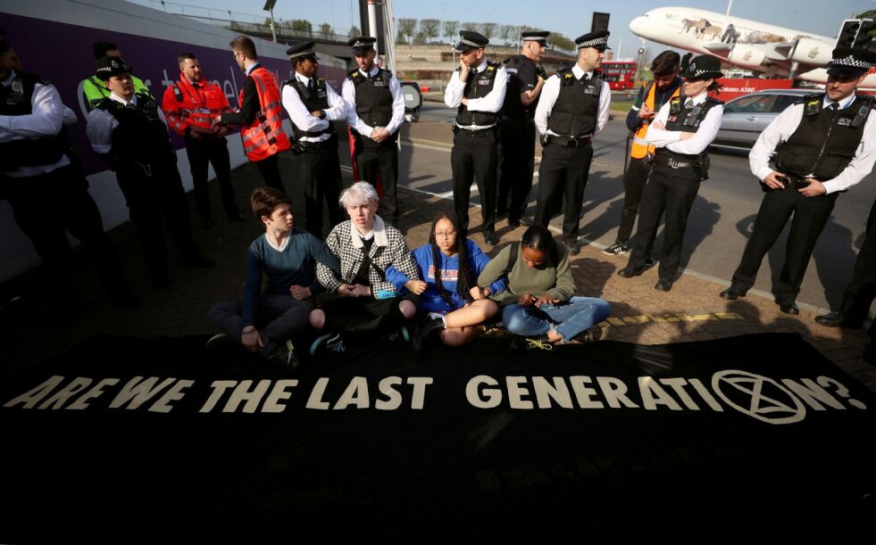 Climate change activists attend an Extinction Rebellion protest outside Heathrow Airport in London, Britain April
 Foto: NTB-Scanpix/Reuters