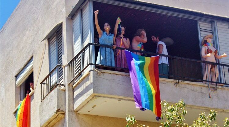 Regnbueflagget vaiet fra balkonger og gatelykter under Gay Pride-paraden i Tel Aviv 8. juni.
 Foto: Frida Sebina Skatvik