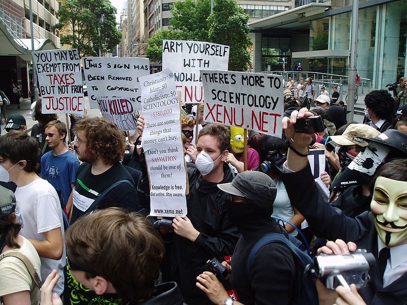 Folk tilknyttet Anonymous i en demonstrasjon mot scientologikirken i Sydney i 2008. Nettadressen Xenu.net eies av nordmannen Andreas Heldal-Lund, som også er tillitsvalgt i Human-Etisk Forbund.
 Foto: Failquail, Wikimedia Commons