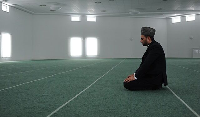 Imam Shahid Mahmood Kahloon ber alene i Nordens største moske, Bait-un-Nasr på Furuset i Oslo.
 Foto: Kai Eldøy Nygaard