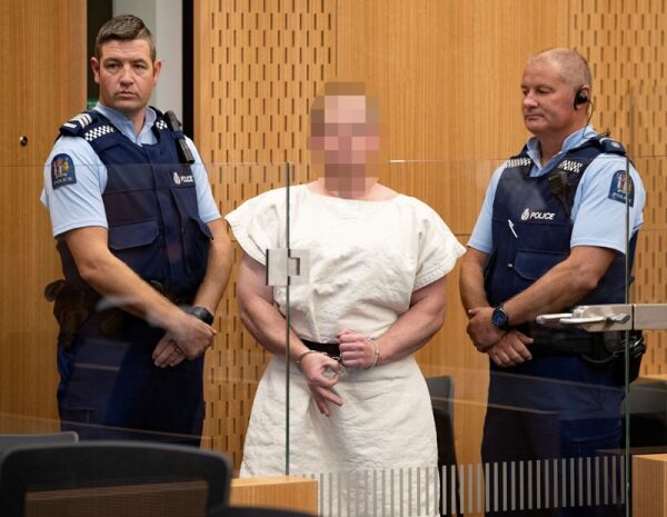 Christchurch-terroristen, Brenton Tarrant, gjorde okey-teiknet da han vart framstilt for fengsling i mars 2019.
 Foto: NTB-Scanpix/Reuters