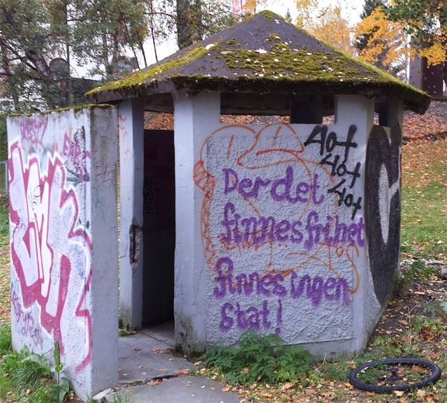 Noen ganger kobler Tante Lilla seg opp til ideer importert fra den ytterliggående høyresida i USA. Grafitti fra Festningsgata i Trondheim.
 Foto: Even Gran