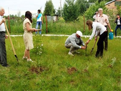 I Russland inngår blomsterplanting som en del av markeringen av Verdens humanistdag.