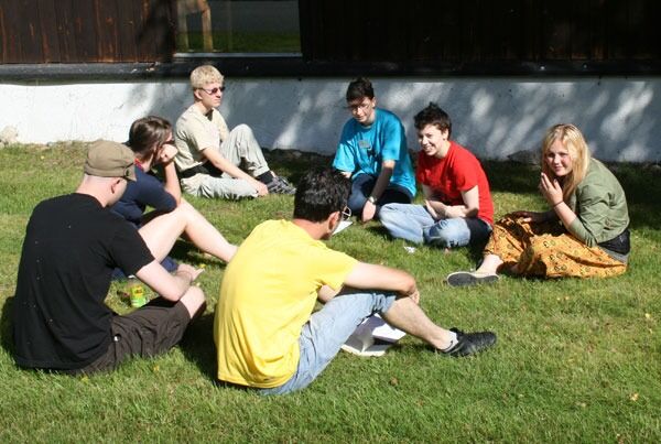 Ungdommene koste seg i sola. Her er gruppearbeidet godt i gang.
 Foto: Even Gran