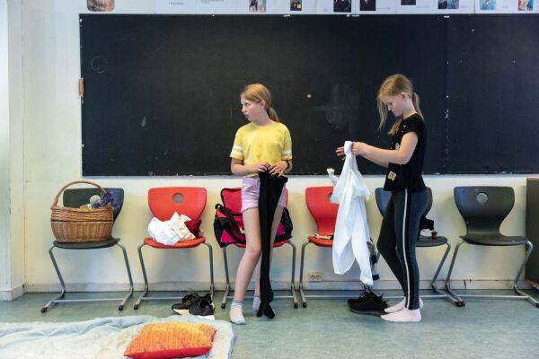 Sarah (11, til venstre) og og Aurora (11) gjør seg klare for rollene som henholdsvis Maren Ildrose og Margrethe Snørose når de sjekker inn på Trolldomsakademiet.