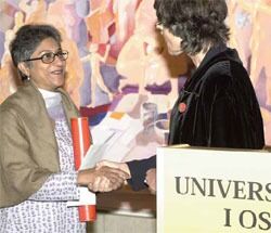 FNs spesialrapportør Asma Jahangir reiser verden rundt og rapporterer om religions- og trosfrihetens kår. I 2002 ble hun tildelt Universitetet i Oslos menneskerettspris. Foto: UiO
