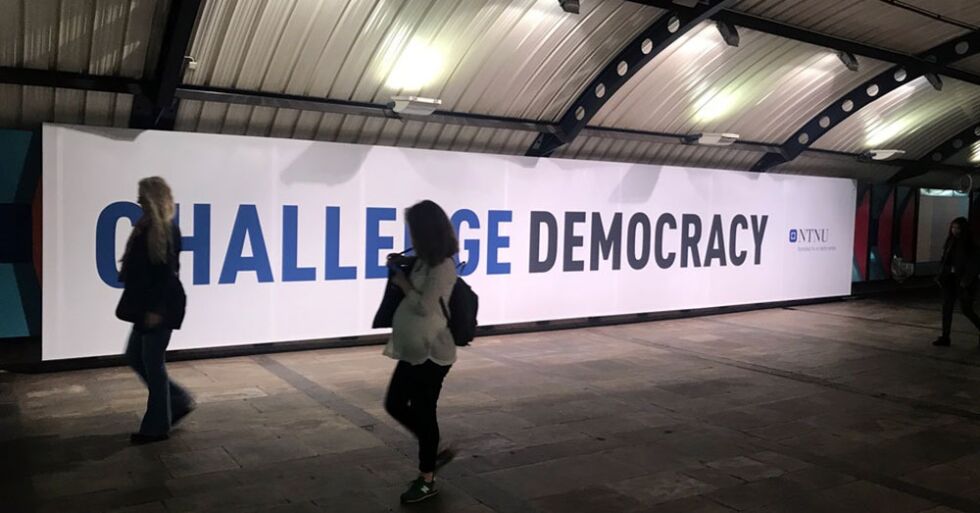 På Stortinget t-banestasjon i Oslo, nær hjertet av det norske demokratiet, henger det nå en reklame for NTNU med slagordet «Challenge democracy».
 Foto: Tord Dale
