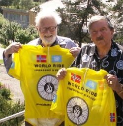 Ole Kopreitan fra Nei til atomvåpen (t.v.)poserer sammen med Aril Edvardsen med t-skjorter fra arrangementet "Bike for peace". Foto: tbve.no