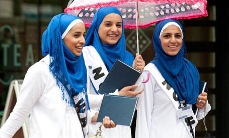 Unge muslimske jenter på vei til Al-Hidayah 2010 - en konferanse der de skal lære å konfrontere ekstremistene. Foto: Jeremy Pardoe/News Team