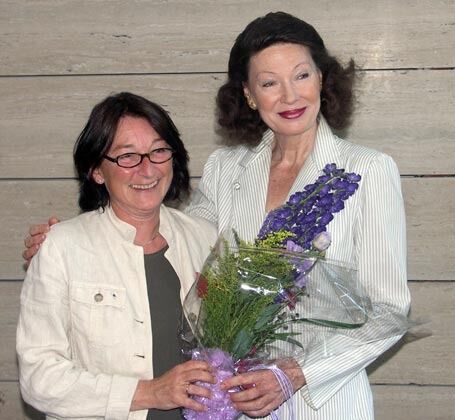 Generalsekretær Kristin Mile gratulerte den nyvalgte styrelederen Åse Kleveland søndag 10. juni.