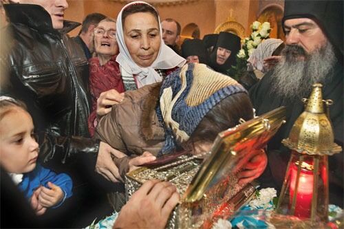 I Moskva stod folk i kø opp mot 24 timer for å få anledning til kysse det hellige relikviet fra Hellas som etter sigende skal øke fertiliteten.  Se bilder hos Washington Post.
