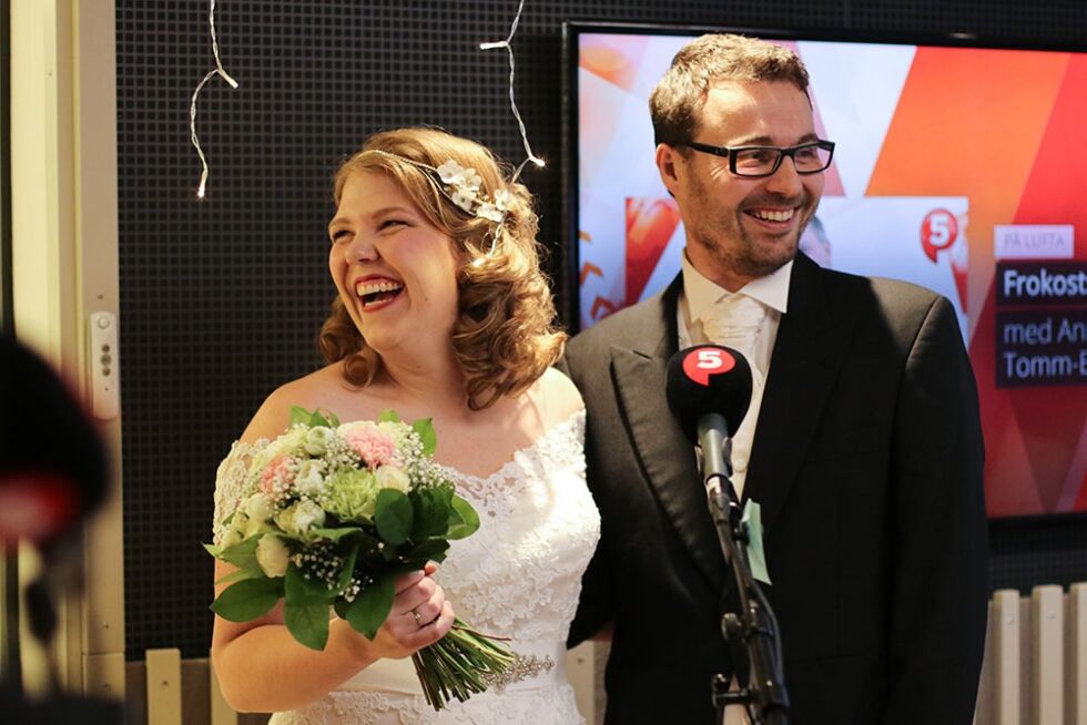 Et lykkelig brudepar etter vigselen.
 Foto: Erik Fosheim Brandsborg/Human-Etisk Forbund