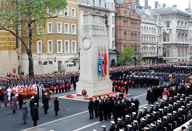 Fra Rememberance Day på Whitehall i London, ved minnesmerket for de falne under 1. verdenskrig. Humanister i det britiske Forsvaret vil gjerne representere sitt livssyn sammen med den hvit- og rødkledde gjengen til venstre i bildet.
 Foto: Wikipedia, Sgt Dan Harmer, RLC