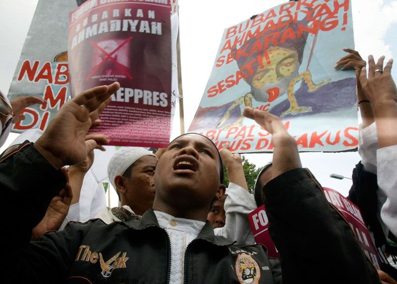 Islamske ekstremister krever fullstendig forbud mot den muslimske sekten Ahmadiyya, som de mener er uislamsk, her fra en demonstrasjon i Jakarta i 2009.
 Foto: Scanpix