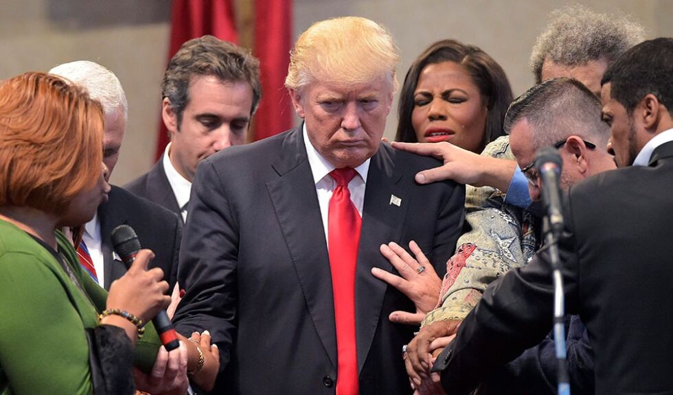 Pastorer og andre oppmøtte på en kristen konferanse i september 2016 i Ohio, ber for Trump.
 Foto: Scanpix/Afp/Mandel Ngan