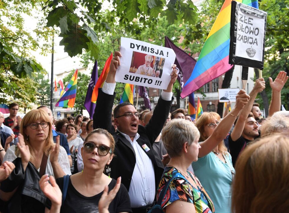 August 2019: Demonstranter i Warsawa protesterer mot erkebiskopen i Krakow, Marek Jedraszewski, etter at han advarte mot en «LGBT-pest» i Polen.
 Foto: NTB-Scanpix