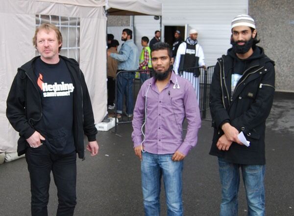 Morten Rølling fra Hedningsamfunnet hadde også møtt opp til debatten. Her sammen med to representanter fra Islam Net.
 Foto: Even Gran