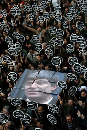 I 2007 ble redaktøren i den armenske avisa Agos, Hrant Dink, skutt og drept en tyrkisk nasjonalist. Drapet har vært med på å bidra til at unge tyrkere stiller spørsmål ved de nasjonale narrativene som blir servert på skolebenken, mener Pakrat Estugan.
 Foto: Istockphoto