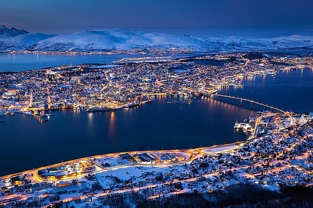 HEF-kontoret i Tromsø ble først bestemt nedlagt, men etter protester gikk generalsekretæren med på å legge regionlederen i den nordligste regionen til Tromsø, samt styrke kontoret med en ekstra stilling.
 Foto: Wikipedia commons@Svein-Magne Tunli