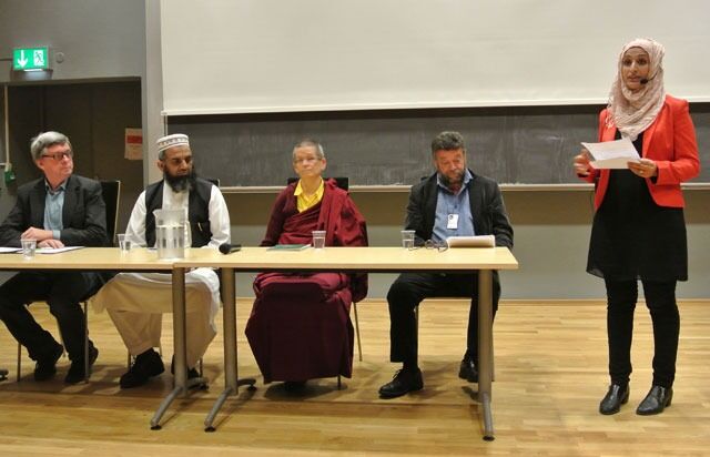 Panelet bestod av Morten Fastvold fra Human-Etisk Forbund, imam Zulqarnain Sakandar Madni, buddhist Karen Hagen Liste og sykehusprest Egil Eide. Til høyre: Ambreen Pervez.
 Foto: Even Gran